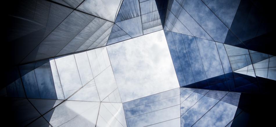 apertura tra edifici e cielo