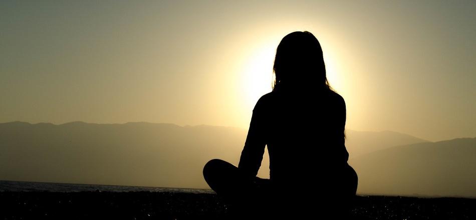 donna seduta a guardare il sole