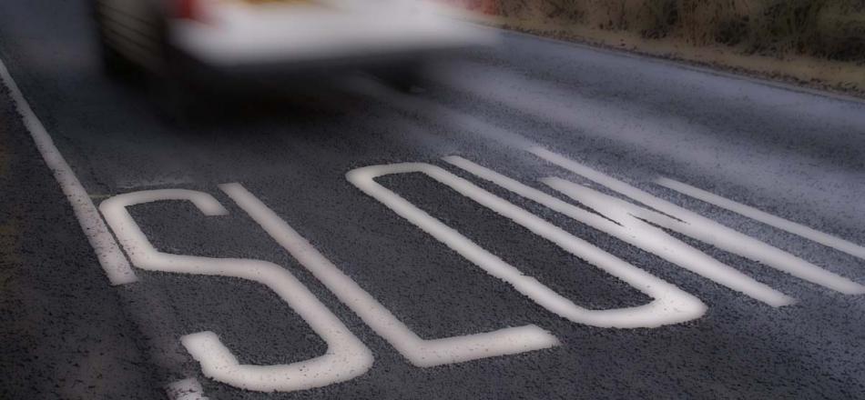 slow scritto sull'asfalto